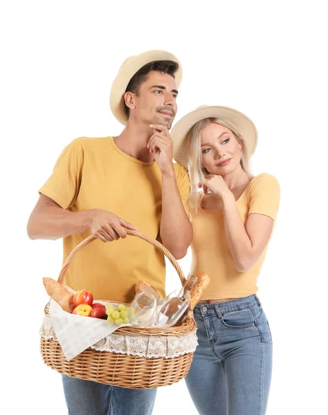 Jong Paar Met Voedsel Voor Picknick Mand Witte Achtergrond — Stockfoto