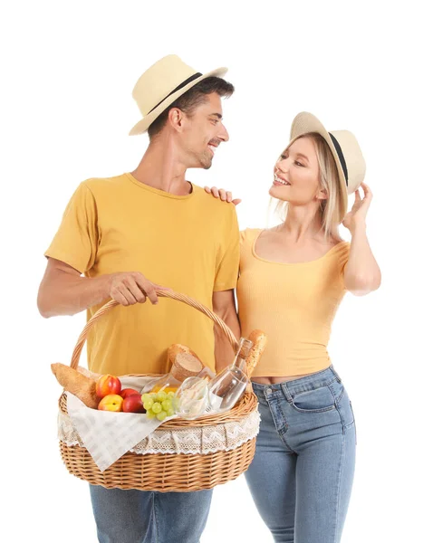 Junges Paar Mit Picknick Essen Korb Auf Weißem Hintergrund — Stockfoto