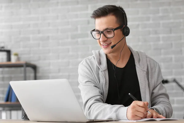 Hombre Con Auriculares Portátil Trabajando Oficina — Foto de Stock