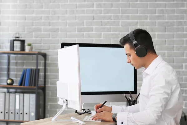 Homem Com Fones Ouvido Computador Trabalhando Escritório — Fotografia de Stock