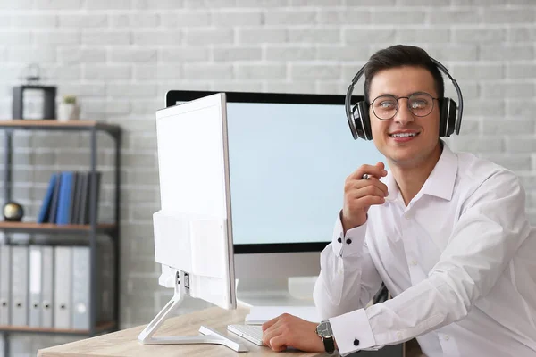 Man Headphones Computer Working Office — Stock Photo, Image