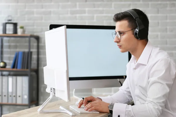Homem Com Fones Ouvido Computador Trabalhando Escritório — Fotografia de Stock