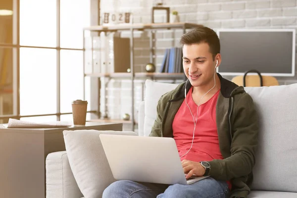 Mann Mit Kopfhörer Und Laptop Arbeitet Büro — Stockfoto