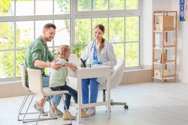 Babası ve kızı endokrinoloğu klinikte ziyaret ediyor.