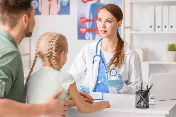 Pai Com Filha Visitando Endocrinologista Clínica — Fotografia de Stock