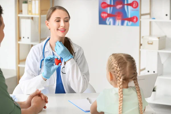 Apja Lánya Endokrinológushoz Jár Klinikára — Stock Fotó