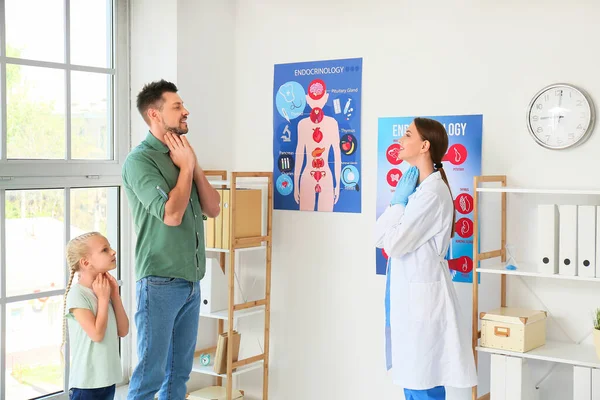 Pai Com Filha Visitando Endocrinologista Clínica — Fotografia de Stock