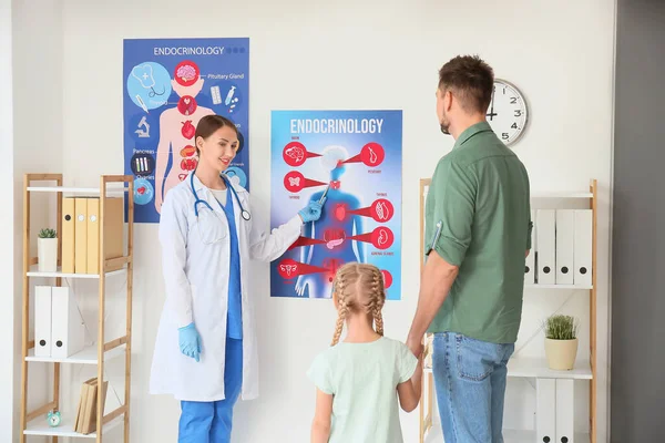 Padre Con Hija Visitando Endocrinólogo Clínica — Foto de Stock