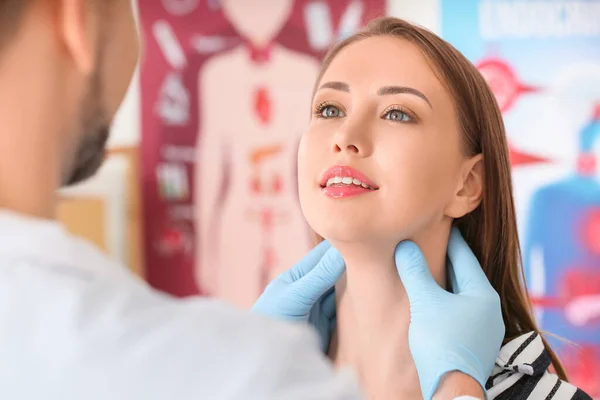 Médico Que Examina Mujer Con Problema Glándula Tiroides Clínica — Foto de Stock