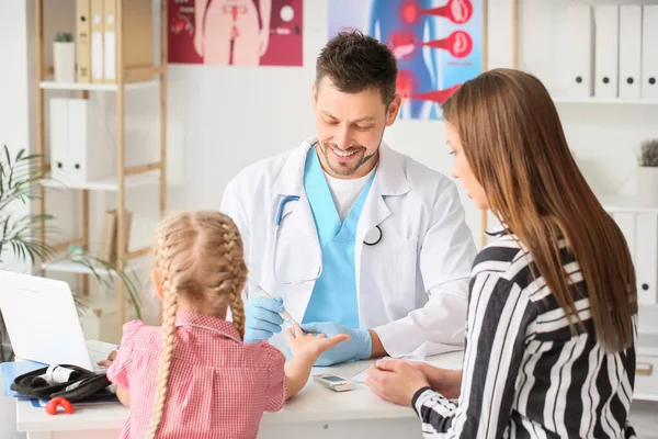 Médico Que Mede Nível Açúcar Sangue Menina Clínica — Fotografia de Stock