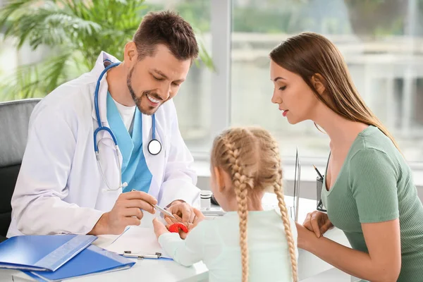 Mère Avec Fille Endocrinologue Visiteuse Clinique — Photo