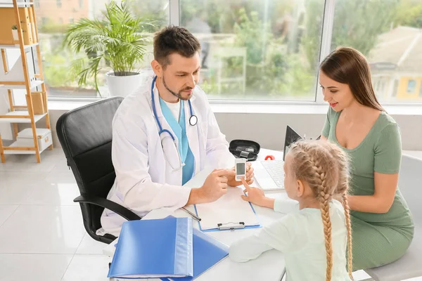 Arzt Misst Blutzuckerspiegel Von Kleinem Mädchen Klinik — Stockfoto