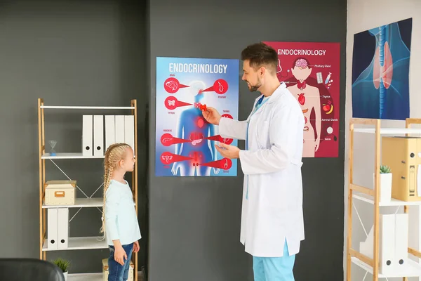 Mała Dziewczynka Odwiedza Endokrynologa Klinice — Zdjęcie stockowe