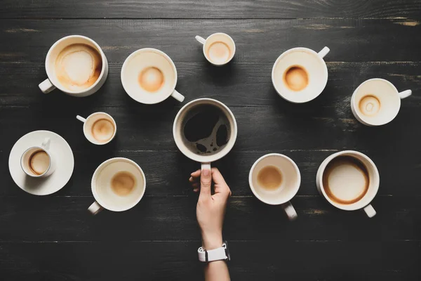 Kvinna Hand Med Koppar Kaffe Mörk Trä Bakgrund — Stockfoto