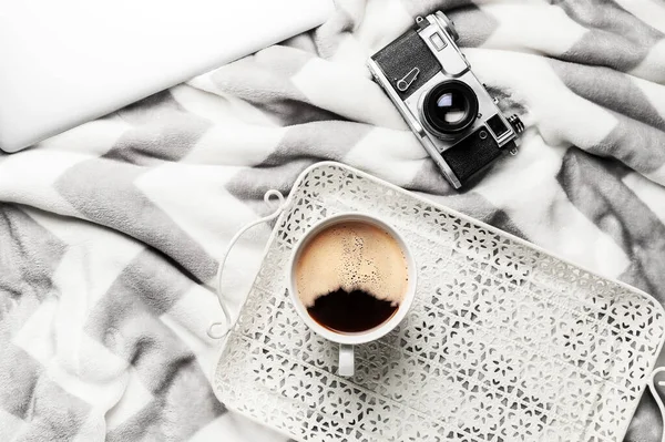 Plateau Avec Tasse Café Appareil Photo Sur Plaid — Photo