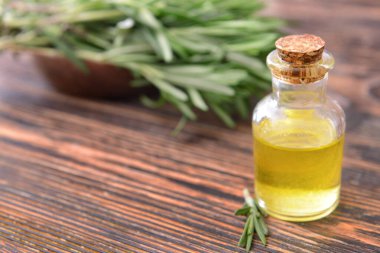 Masada bir şişe biberiye yağı var.