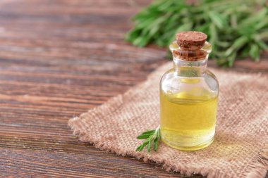 Masada bir şişe biberiye yağı var.