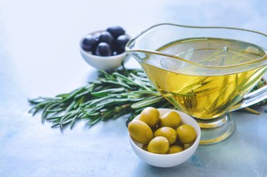 Renkli arkaplanda biberiye yağı ve zeytin sosu.