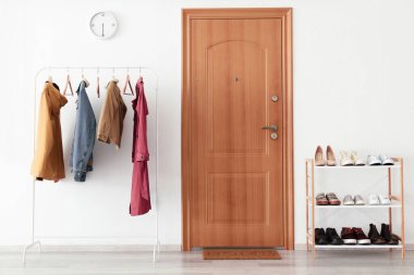 Kapı paspası olan modern bir koridor.