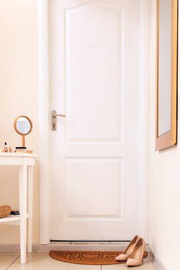 Kapı paspası olan modern bir koridor.