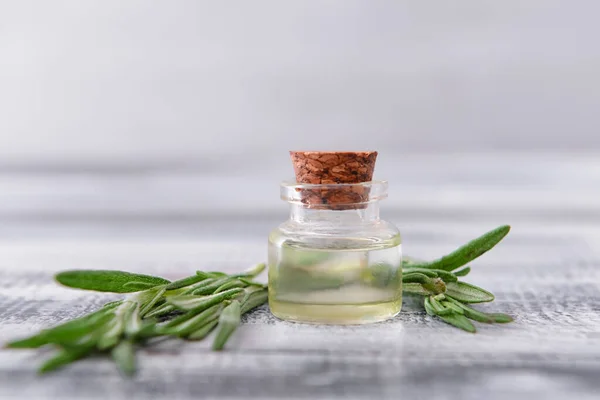 Eine Flasche Ätherisches Rosmarinöl Auf Dem Tisch — Stockfoto