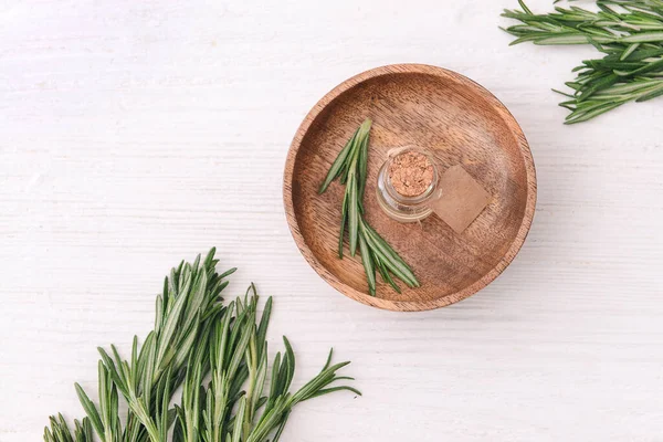 Eine Flasche Ätherisches Rosmarinöl Auf Dem Tisch — Stockfoto