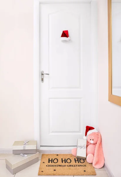 Alfombra Puerta Con Juguete Regalos Navidad Piso Pasillo — Foto de Stock