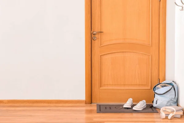 Deurmat Met Rugzak Schoenen Vloer Hal — Stockfoto