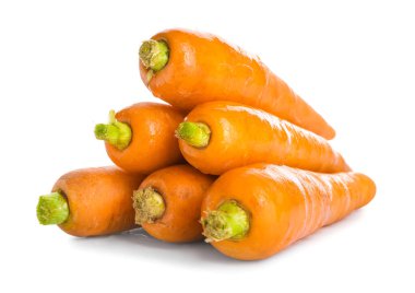 Beyaz arka planda taze havuç