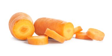 Beyaz arka planda taze havuç kes