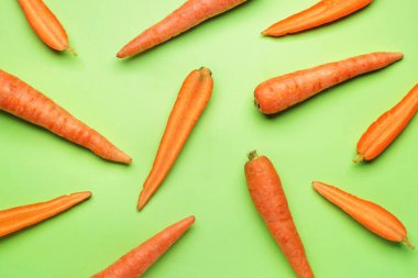 Renkli arka planda taze havuç