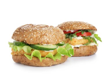 Beyaz arka planda lezzetli vejetaryen burgerleri