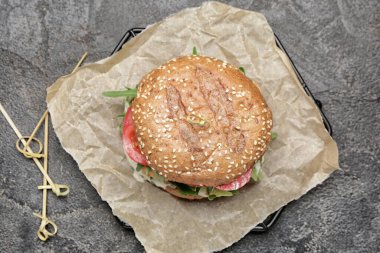 Esmer arka planda lezzetli vejetaryen burger.