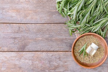 Masada bir şişe biberiye yağı var.