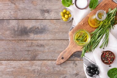 Biberiye yağı ve baharatlar masada.