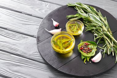 Biberiye yağı ve baharatlar masada.