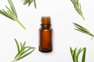 Beyaz arka planda bir şişe biberiye yağı