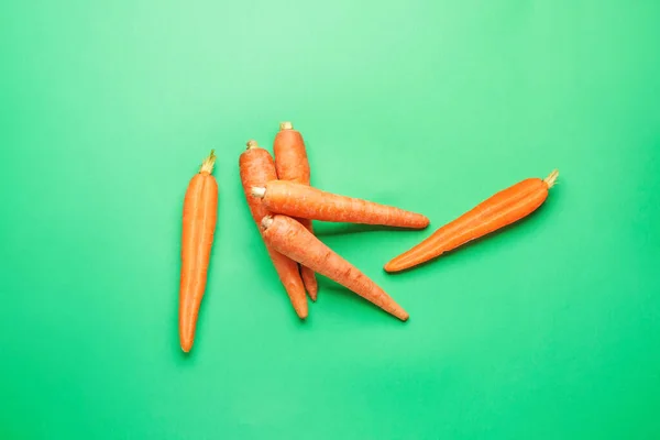 Carottes Fraîches Sur Fond Couleur — Photo