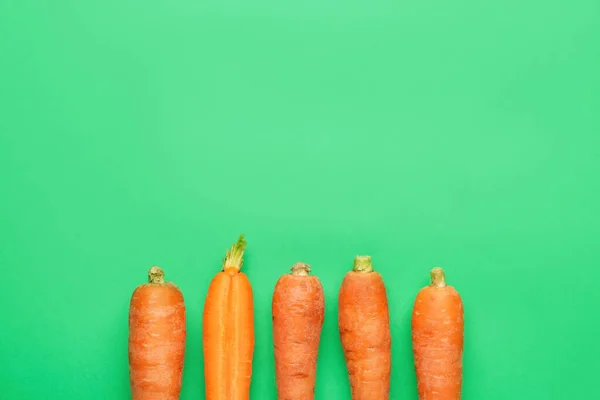 Carottes Fraîches Sur Fond Couleur — Photo