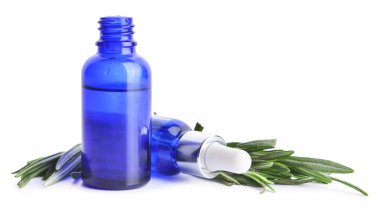 Beyaz arka planda biberiye yağı şişeleri