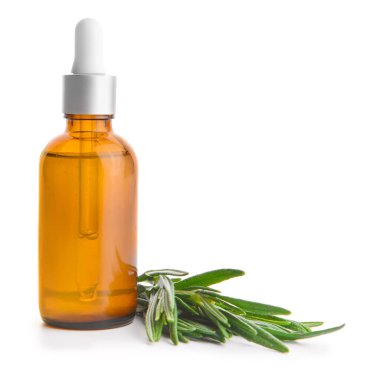 Beyaz arka planda bir şişe biberiye yağı