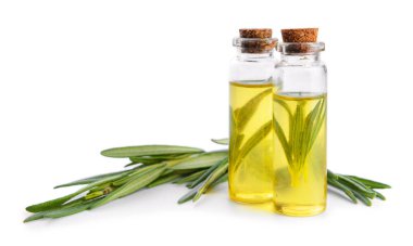 Beyaz arka planda biberiye yağı şişeleri