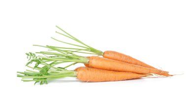 Beyaz arka planda taze havuç