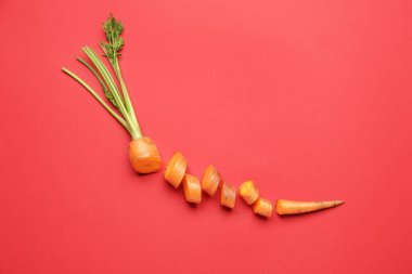 Renkli arkaplanda taze havuç kes