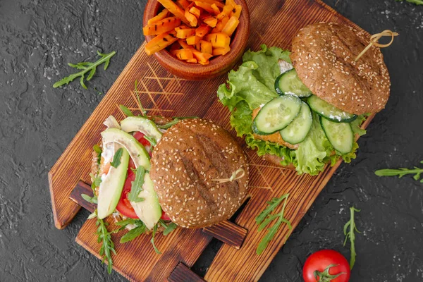 Bord Met Lekkere Veganistische Hamburgers Donkere Achtergrond — Stockfoto