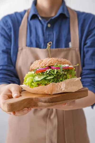 Frau Mit Leckerem Veganen Burger Nahaufnahme — Stockfoto