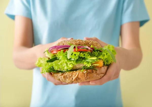 Frau Mit Leckerem Veganen Burger Nahaufnahme — Stockfoto