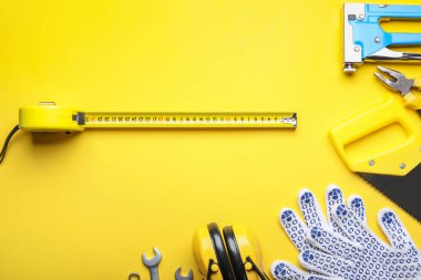 Renkli arka planda inşaatçının malzemeleriyle şerit ölçümü