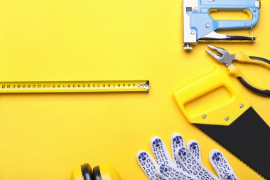 Renkli arka planda inşaatçının malzemeleriyle şerit ölçümü