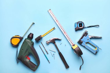 Renkli arka planda inşaatçının malzemeleriyle mezuraları ölçmek